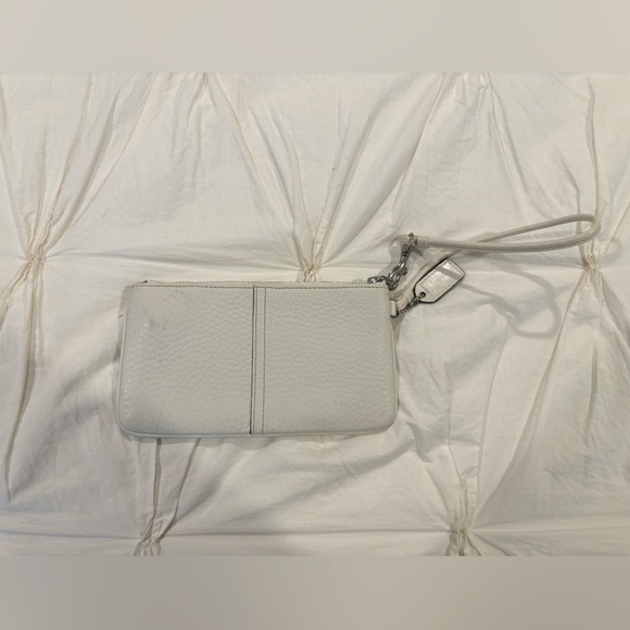 Coach Vintage White Pebble Leather Wristlet Small Handbag in great condition - Picture 3 of 4